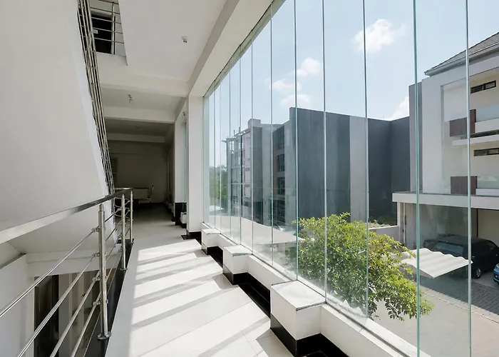 Oyo Life 90606 Glass House Citraland Syariah Surabaya